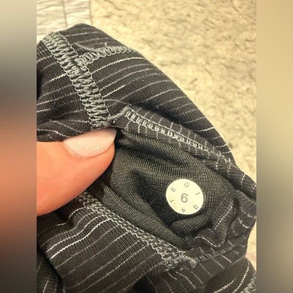 Lululemon wunder under black white ombré size 6 31” length - Picture 7 of 7